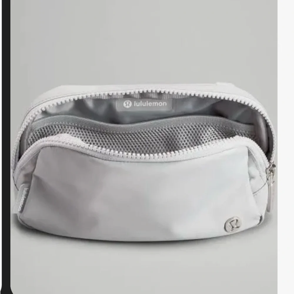 🩶Lululemon Silver Gray / white Everywhere Belt Bag - Picture 2 of 9